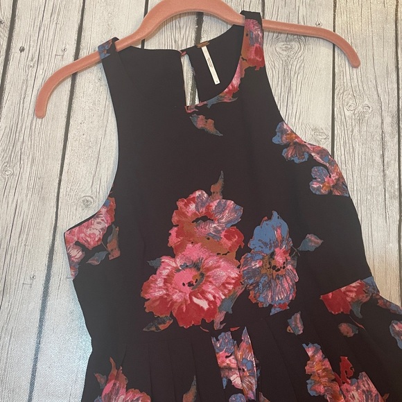 FREE PEOPLE PLEATED Dress
Halter style top
Size 2 - Picture 3 of 7